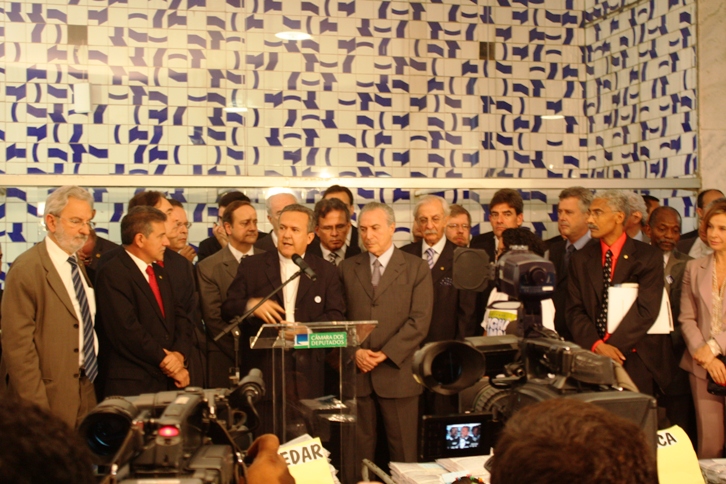 Entrega do Projeto de Lei 9.840 ao Deputados