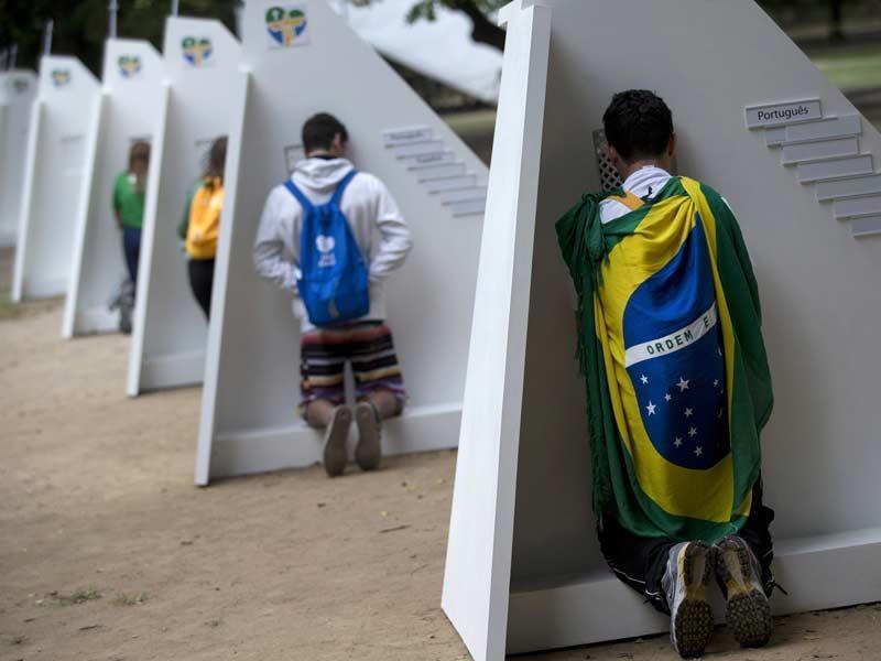 Jovens se confessam na Quinta da Boa Vista, Rio de Janeiro, durante a JMJ 2013