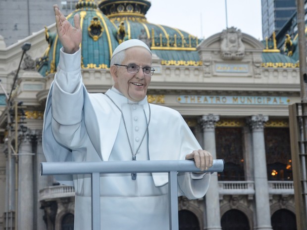Uma estátua do Papa Francisco, em frente à Assembleia Legislativa do Estado do Rio de Janeiro (Alerj), chama a atenção dos curiosos que passam por ali. O Pontífice virá para o Rio de Janeiro durante a Jornada Mundial da Juventude, que acontece entre os dias 23 e 28 de julho (Foto: Marcelo Fonseca/Brazil Photo Press/Estadão Conteúdo)