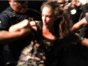 A manifestante sendo retirada do culto