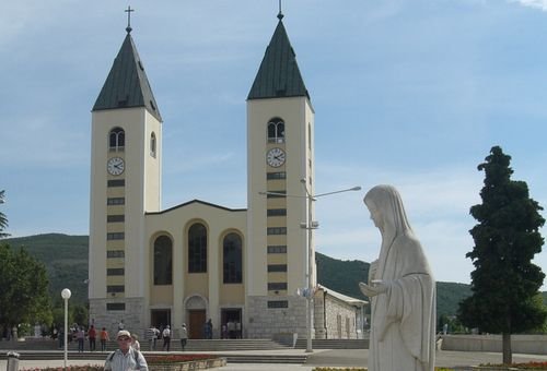 Imagem da Rainha da Paz e a Igreja de Medjugorje. Foto: Ante Perkovic