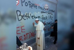Papa reza diante do muro que divide Israel e Palestina. 