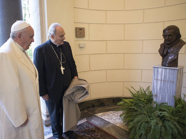 Papa Francisco fez declarações sobre a ciência durante inauguração de busto em homenagem ao Papa Emérito Bento XVI (Foto: Osservatore Romano/Reuters)