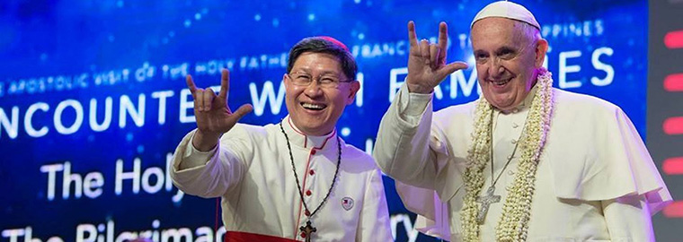 Francisco fazendo o símbolo do amor em sua visita no ano passado nas Filipinas. 