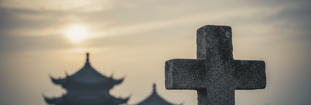 Uma cruz de pedra em primeiro plano, com telhados tradicionais chineses ao fundo, simbolizando a presença cristã discreta na China